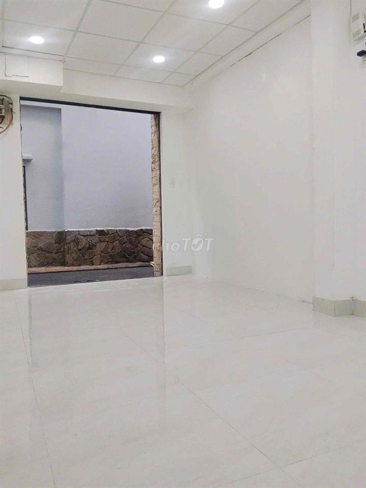 Mặt bằng kinh doanh Lê Văn Sỹ - 3.2 x 8m - có wc riêng - được ở lại