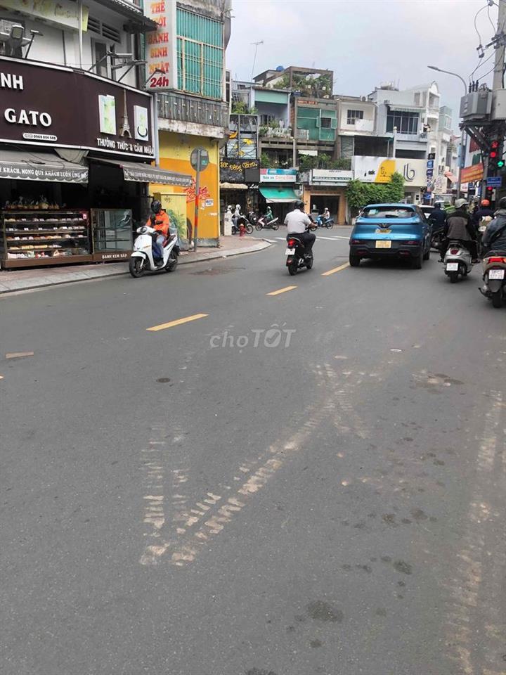 Mặt tiền Huỳnh Văn Bánh - 4 x 17m - trệt 2 lầu suốt