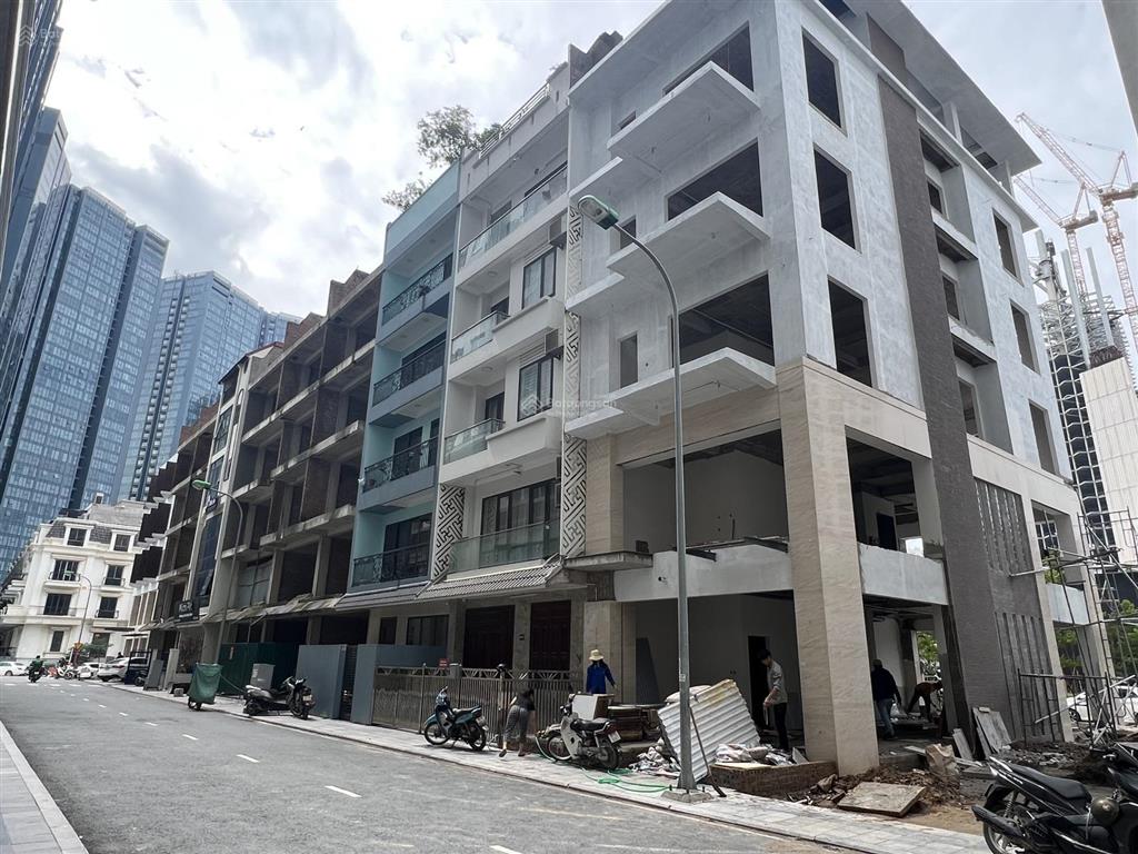 Chính chủ cần chuyển nhượng căn liền kề xây 6 tầng nằm giữa hơn 50 tòa cao tầng