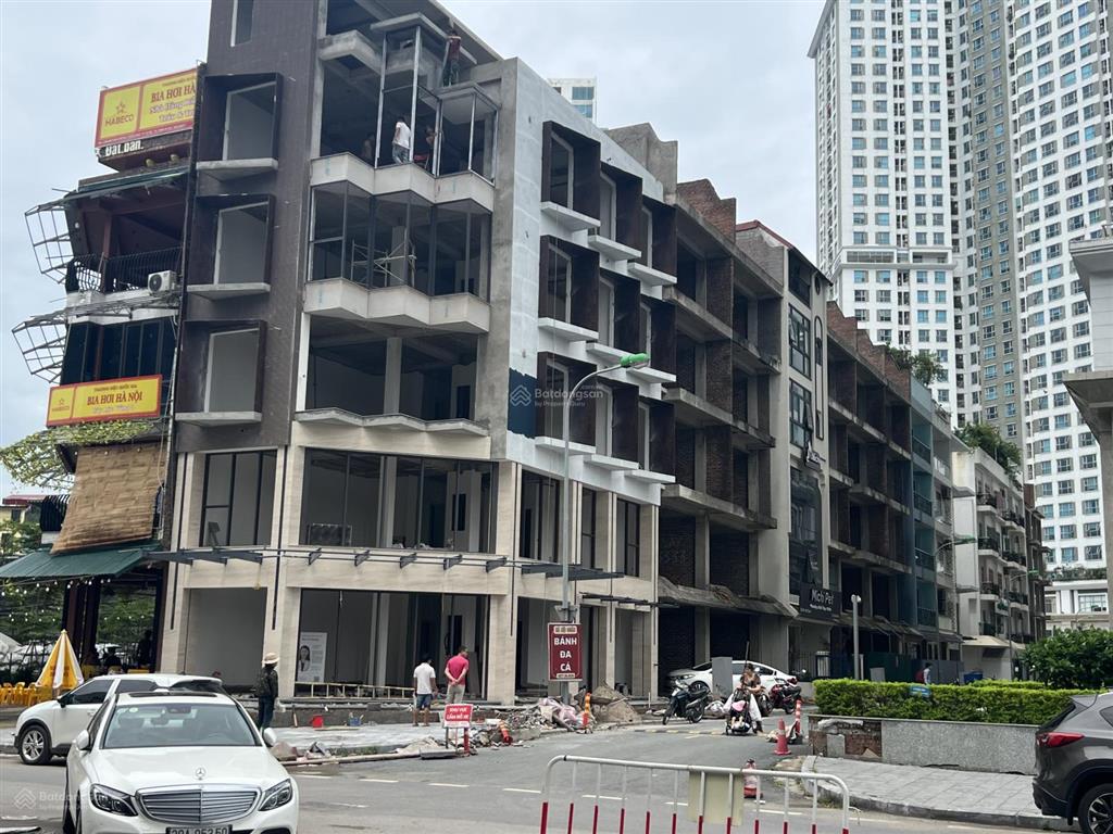 Chính chủ cần chuyển nhượng căn liền kề xây 6 tầng nằm giữa hơn 50 tòa cao tầng