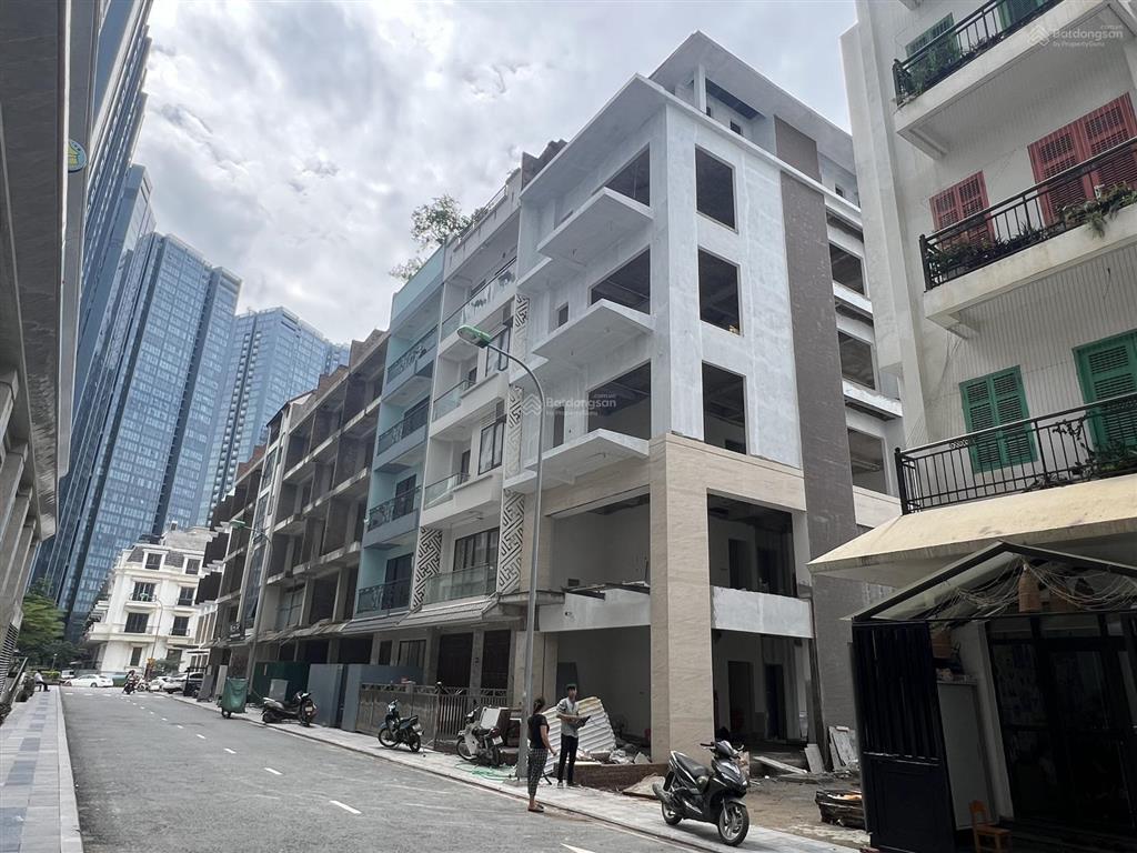 Chính chủ cần chuyển nhượng căn liền kề xây 6 tầng nằm giữa hơn 50 tòa cao tầng