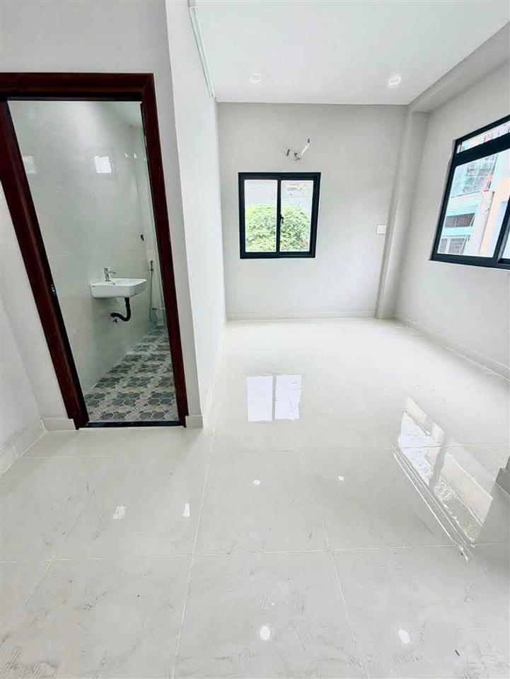 Xe hơi đỗ cửa  chợ nhị thiên đường quận 8  ngang 5.2m  3 tầng  nhỉnh 5 tỷ  mới vào ở ngay