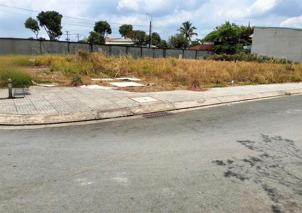 Cần bán gấp lô góc 2 mặt tiền 130m2 full thổ cư giá 1 tỷ 600 triệu tại tân phú trung  củ chi