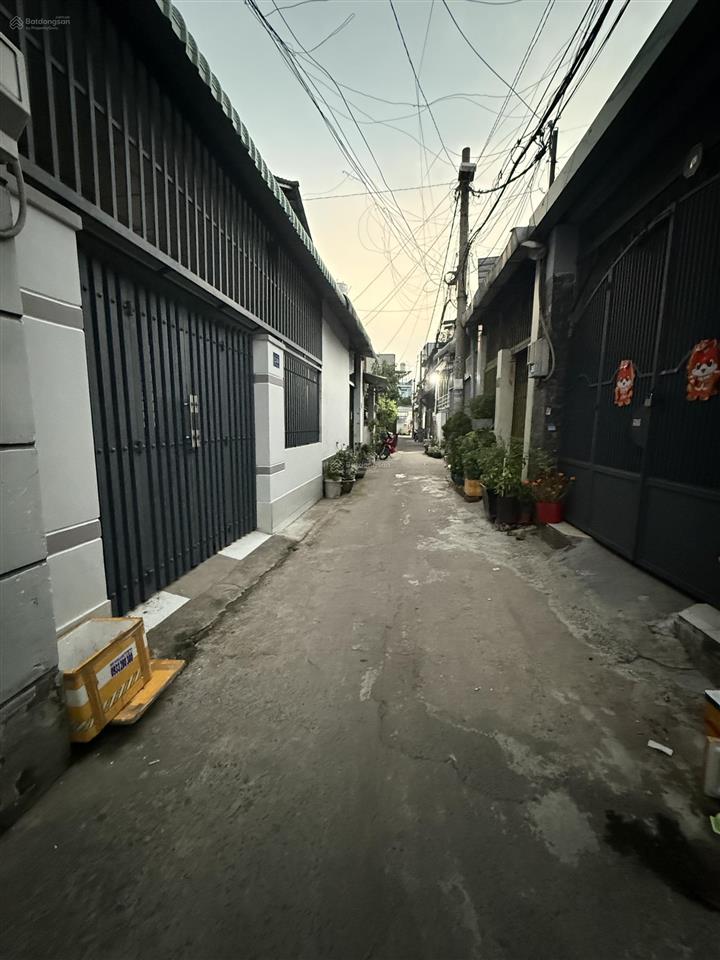 80m2  shr, ngang 5.5m, nhà 2 tầng, gần chợ hóc môn  3.95 tỷ tl