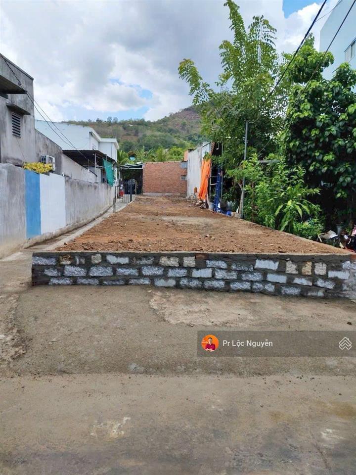 Giảm 200 triệu  bán đất 2 mặt tiền cực thoáng cách đường 2/4 chỉ 50m p. bắc nha trang