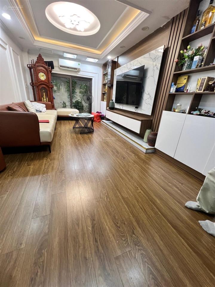 Nhà dân xây 5 tầng 42m², 2 mặt thoáng ô tô đỗ cổng chỉ nhỉnh 9 tỷ