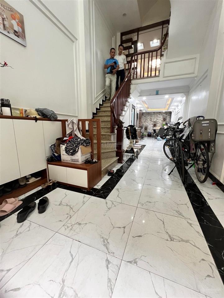 Nhà dân xây 5 tầng 42m², 2 mặt thoáng ô tô đỗ cổng chỉ nhỉnh 9 tỷ