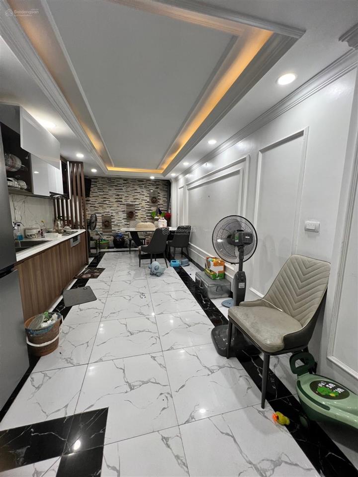 Nhà dân xây 5 tầng 42m², 2 mặt thoáng ô tô đỗ cổng chỉ nhỉnh 9 tỷ
