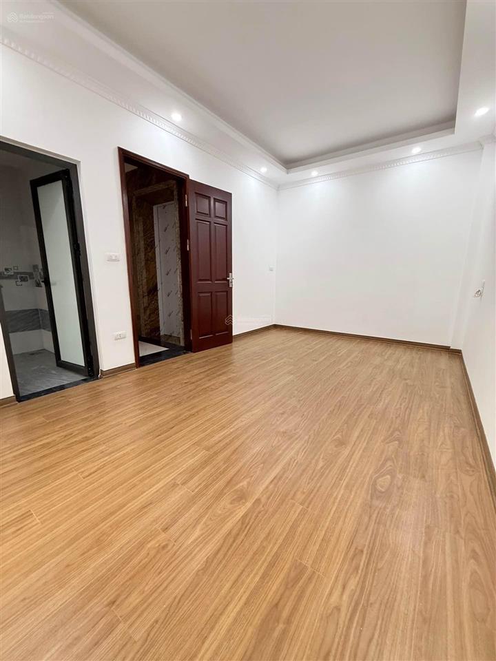 Nhà lô góc 6 tầng thang máy cách phố vũ lăng 20m, dt 63m