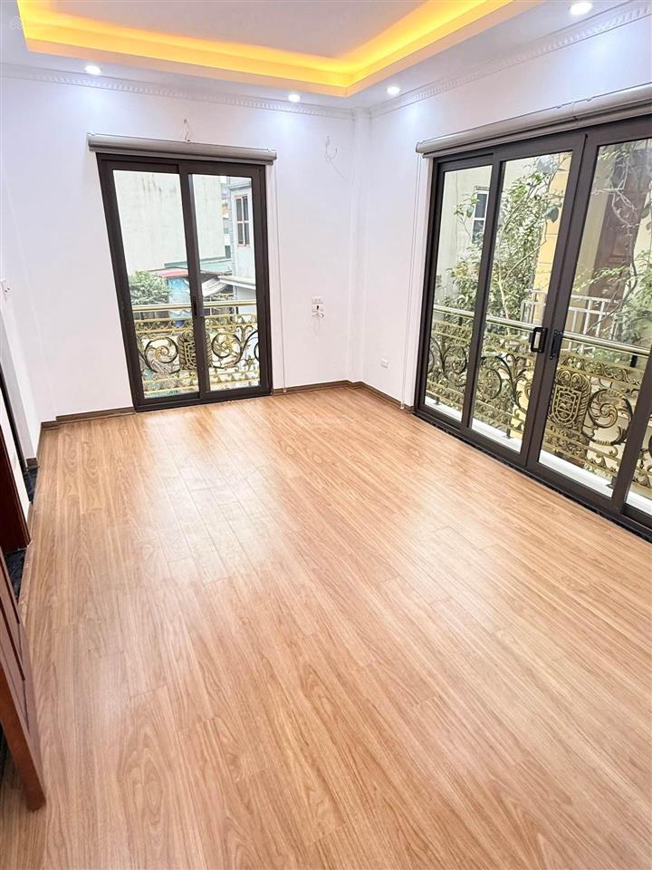 Nhà lô góc 6 tầng thang máy cách phố vũ lăng 20m, dt 63m