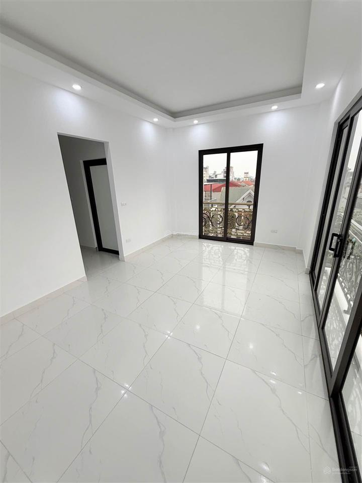 Nhà lô góc 6 tầng thang máy cách phố vũ lăng 20m, dt 63m