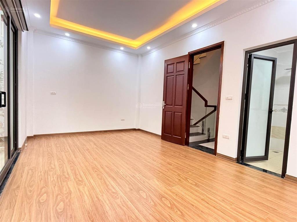 Nhà lô góc 6 tầng thang máy cách phố vũ lăng 20m, dt 63m