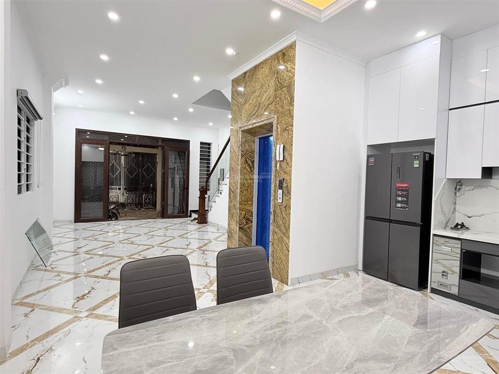 Nhà lô góc 6 tầng thang máy cách phố vũ lăng 20m, dt 63m