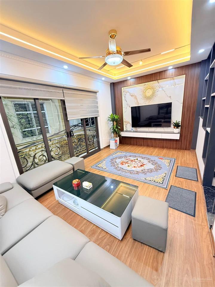 Nhà lô góc 6 tầng thang máy cách phố vũ lăng 20m, dt 63m