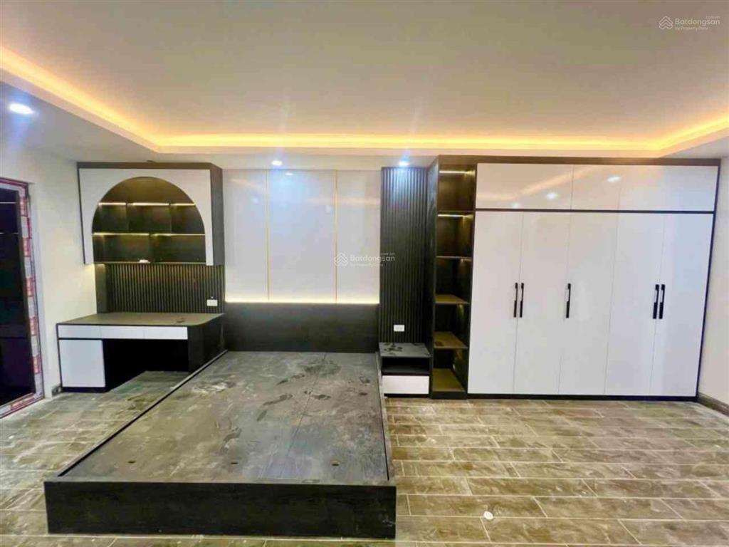 Nhà 6 tầng thang máy tương chúc ô tô ngủ trong nhà chỉ 8. x tỷ