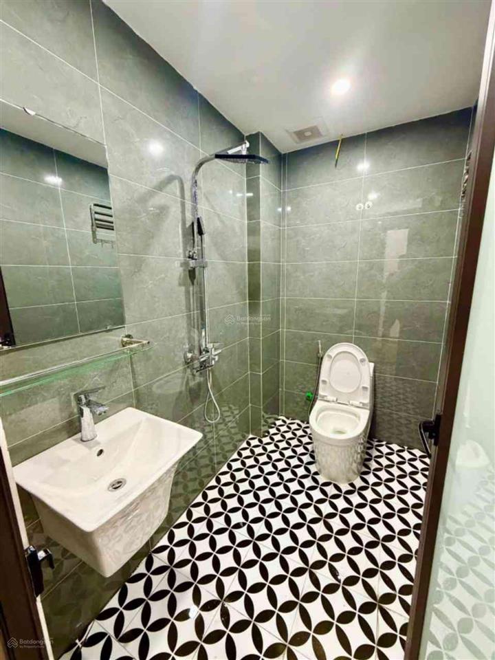 Nhà 6 tầng thang máy tương chúc ô tô ngủ trong nhà chỉ 8. x tỷ