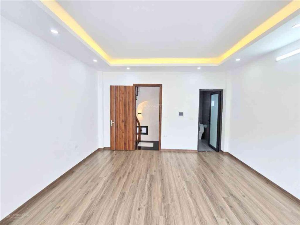 Gần phố ngũ hiệp 4 tầng 3 thoáng ô tô sát nhà  dt 40m2  6. x tỷ