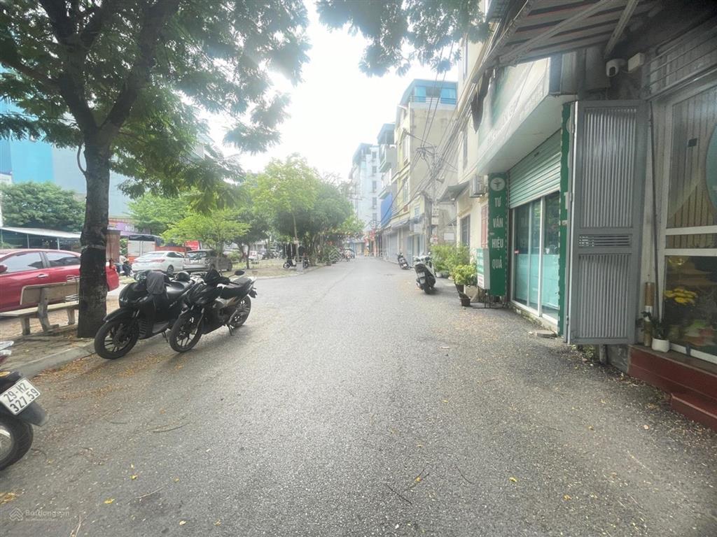 Tứ hiệp nhà 3 tầng, diện tích 92m vị trí đẹp, sẵn nhà có thể ở ngay