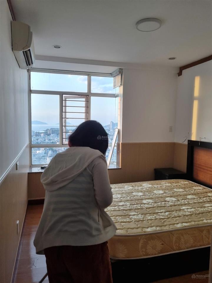 Chính chủ bán căn hộ chung cư cao cấp 93,6m2, tầng cao 2 pn, 2wc, view biển
