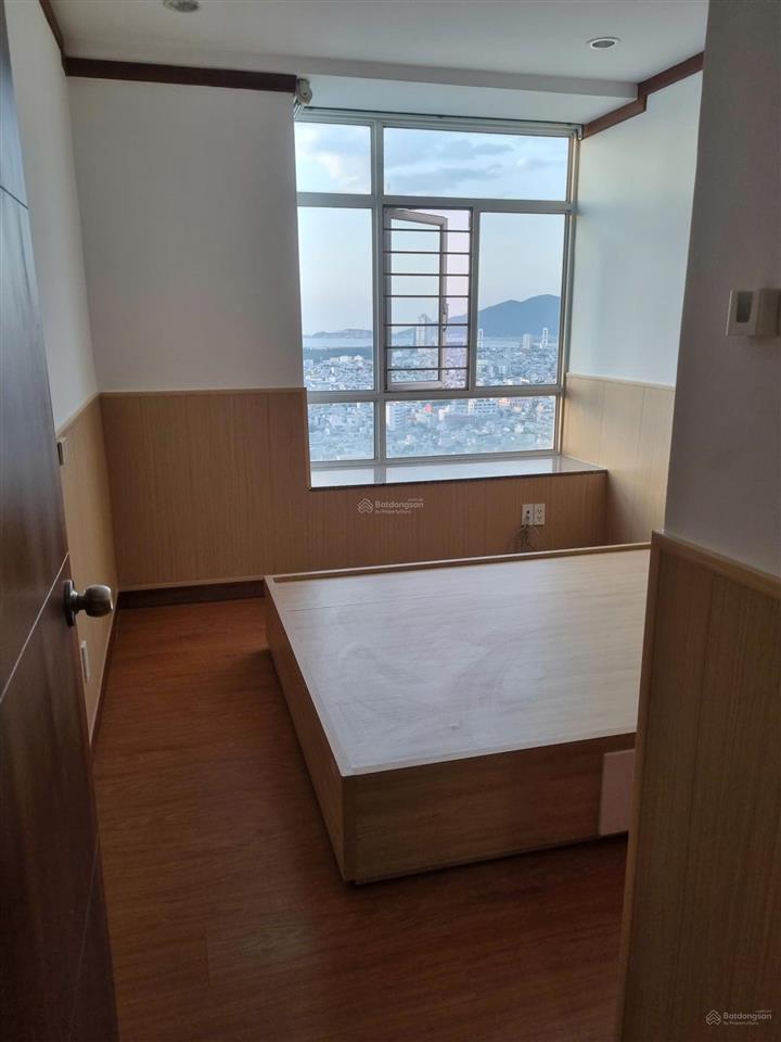 Chính chủ bán căn hộ chung cư cao cấp 93,6m2, tầng cao 2 pn, 2wc, view biển