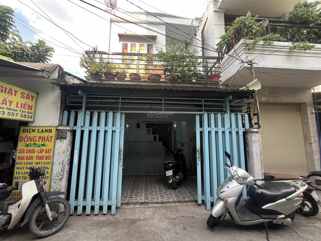 Nhà 60m2, 1 lầu đúc. dt sử dụng 100 m2, hẻm xe hơi