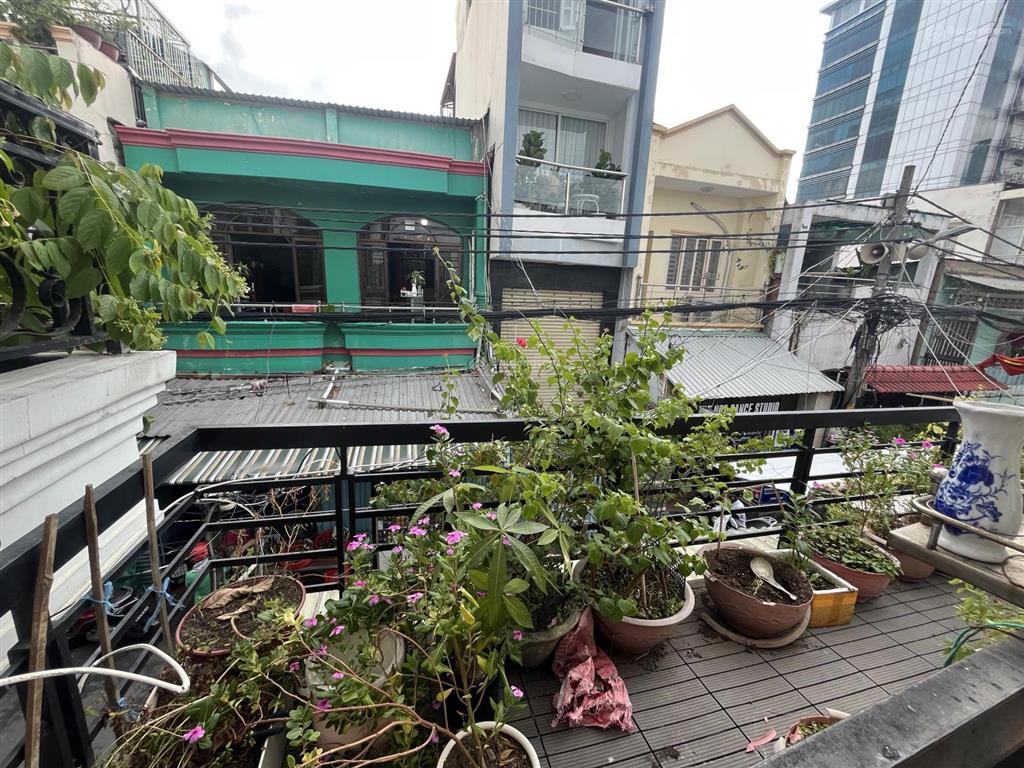 Nhà 60m2, 1 lầu đúc. dt sử dụng 100 m2, hẻm xe hơi