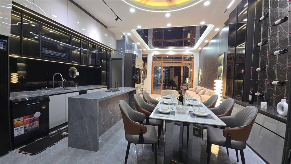 Nhà chín chủ mới xây để ở,nay cần tiền đành trao duyên lại cho chủ mới, nhà shr,1tr 3 lầu,dt80m7tỷ8