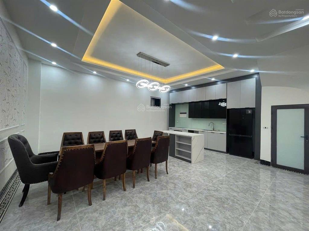 Bán nhà nguyễn văn cừ 134 m 5 t mt 8m giá 28.8 tỷ long biên hà nội , 3 oto vào nhà, thang máy,kd .