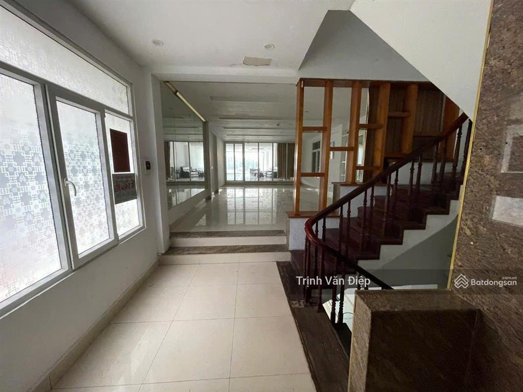 Cho thuê nhà mặt phố nghi tàm tây hồ mt 11m dt 220m 6t thang máy, kinh doanh, ks, nhà nghỉ....