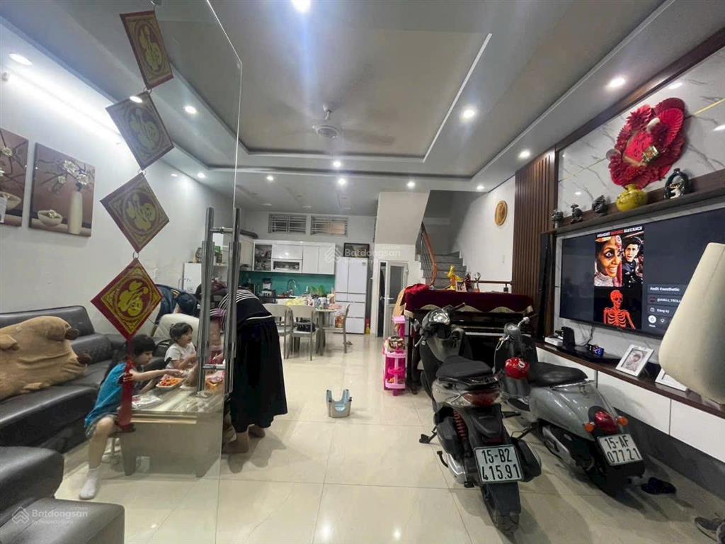 Bán nhà 4 tầng ô tô đổ cổng phố đông khê