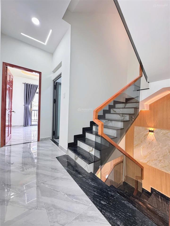 Nhà mới xây chưa ai ở, cần bán gấp. dt 4 x 13 đúc 4 tầng lầu, hẻm 5m xe quay đầu