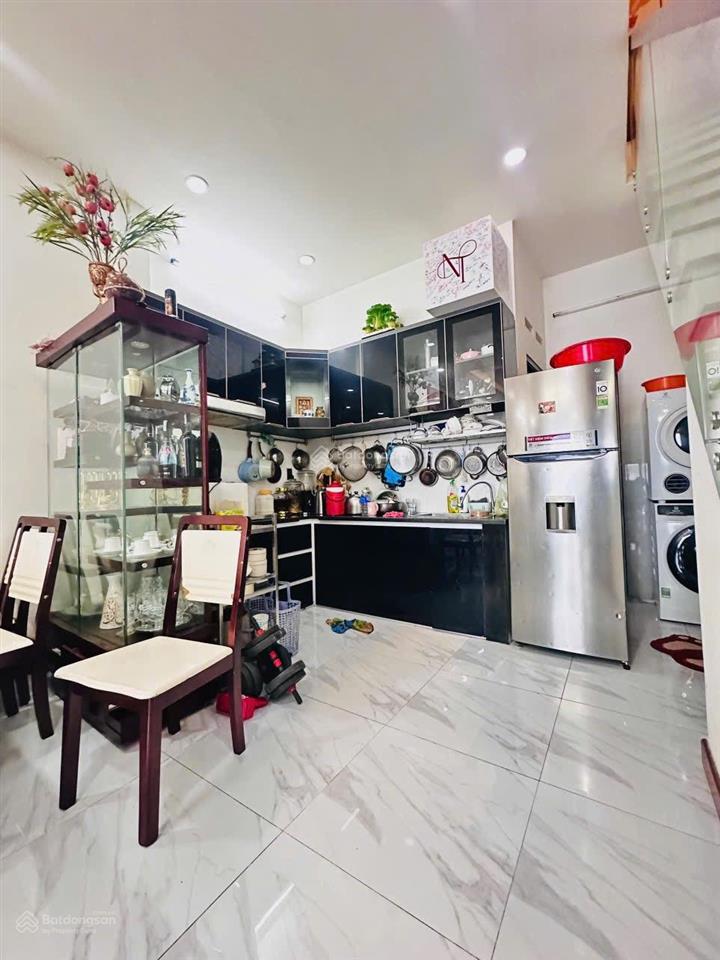 Nhà đẹp ngay ngã tư bốn xã dt 4 x 10 đúc tấm hẻm 4m