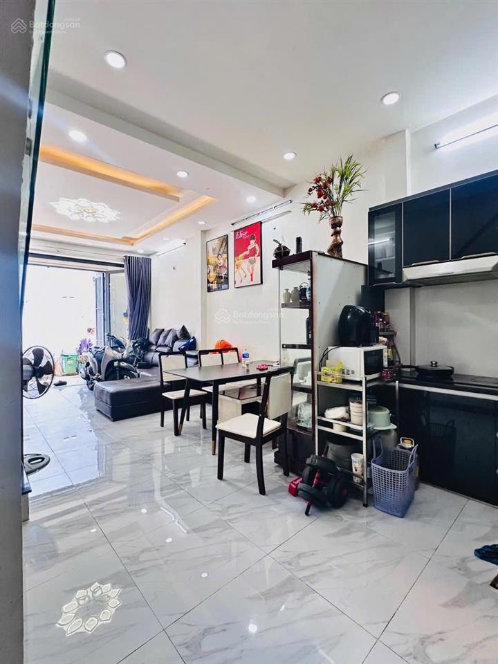 Nhà đẹp ngay ngã tư bốn xã dt 4 x 10 đúc tấm hẻm 4m