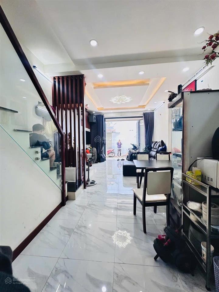 Nhà đẹp ngay ngã tư bốn xã dt 4 x 10 đúc tấm hẻm 4m