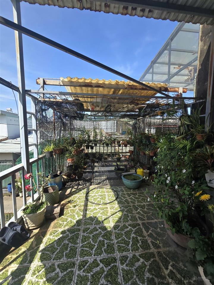 Chủ cần bán gấp căn nhà 1 trệt 1 lầu đường số 16 phường long bình 75m2 giá 4 tỷ 6 tl.