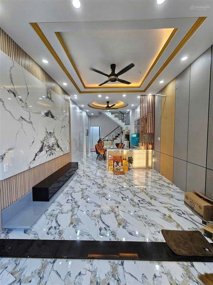 Bán nhà 3 tầng kế vinhomes quận 9, 50m2 giá 5 tỷ 2 tl.