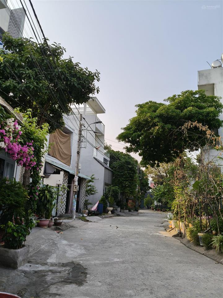 Bán nhà 3 tầng kế vinhomes quận 9, 50m2 giá 5 tỷ 2 tl.