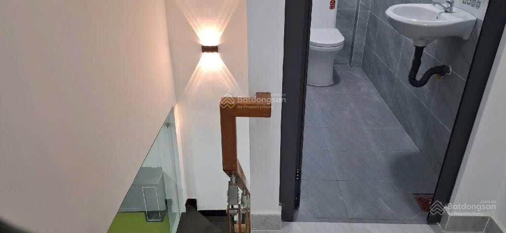 Nhà bán ngay ngã 4 ga q12  thoáng  sát mặt tiền ở ngay  nhỉnh 3 tỷ