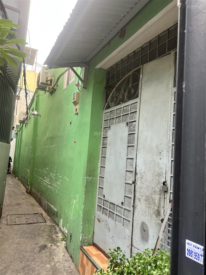 Bán nhà đang khai thác phòng trọ gần quận 1