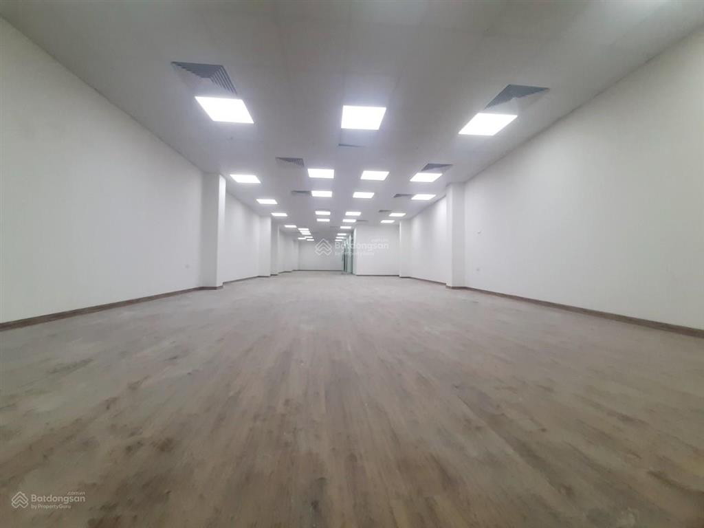 Cho thuê văn phòng tiện ích, sạch sẽ, thông sàn 95m2 giá siêu hời