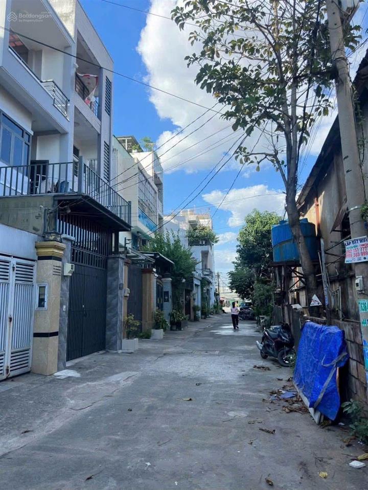 Nhà linh trung
dt 100m2,
giá 8,86 trệt 2 lầu
hẻm 6m