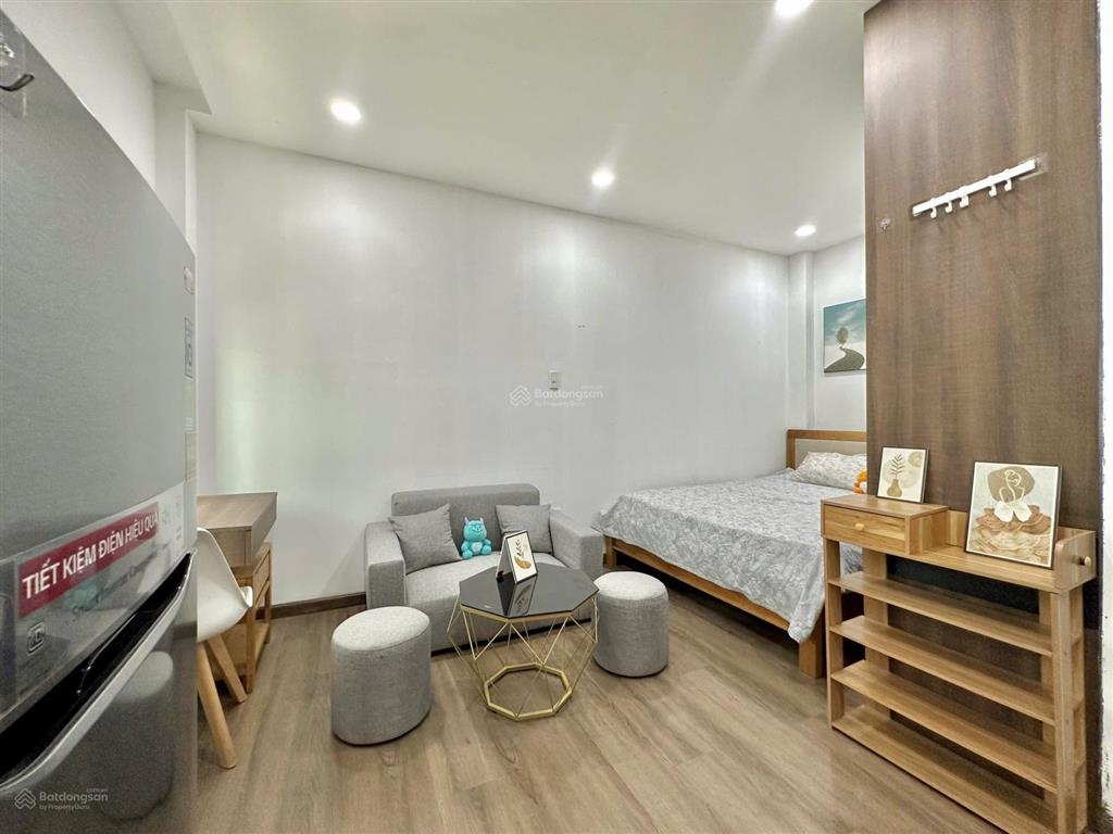Phòng mới có 2 cửa sổ lớn, đầy đủ nội thất tone màu gỗ sang xịn gần lê thánh tôn, quận 1