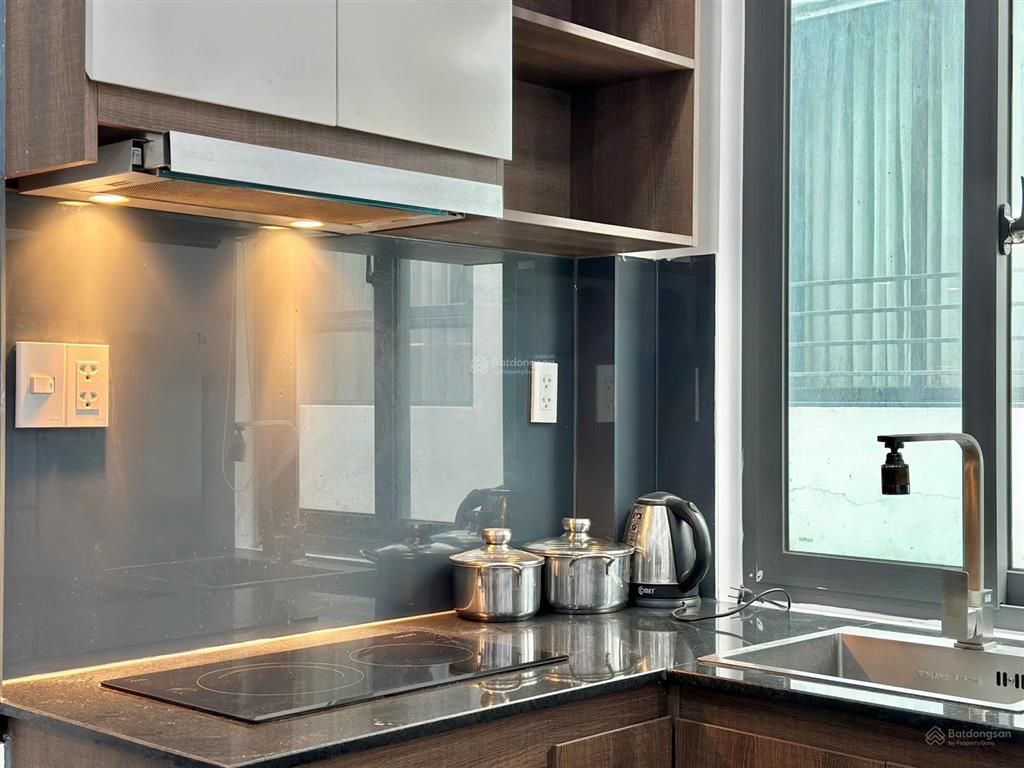 Phòng mới có 2 cửa sổ lớn, đầy đủ nội thất tone màu gỗ sang xịn gần lê thánh tôn, quận 1