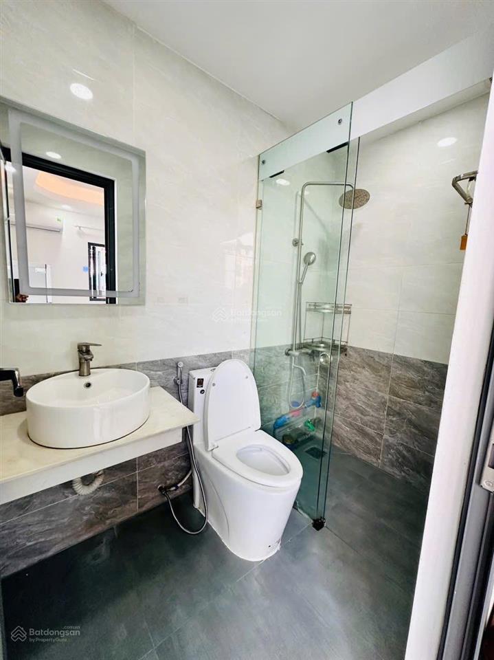 Cho thuê phòng ban công cửa sổ, 35m2, ngay phan xích long, phú nhuận tiện di chuyển qua q1,3