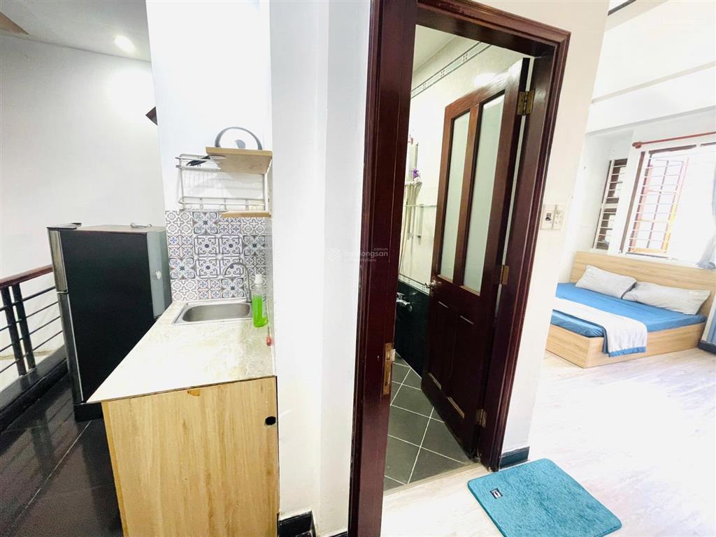 Phòng cho thuê, 40m2, ban công ngay ngã tư hàng xanh, bình thạnh