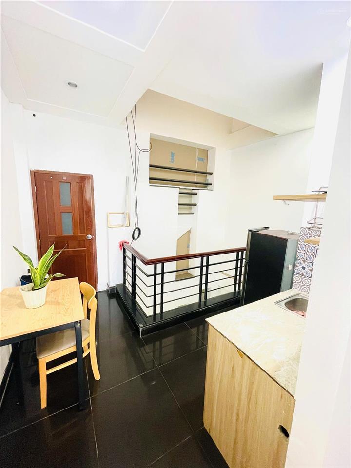 Phòng cho thuê, 40m2, ban công ngay ngã tư hàng xanh, bình thạnh