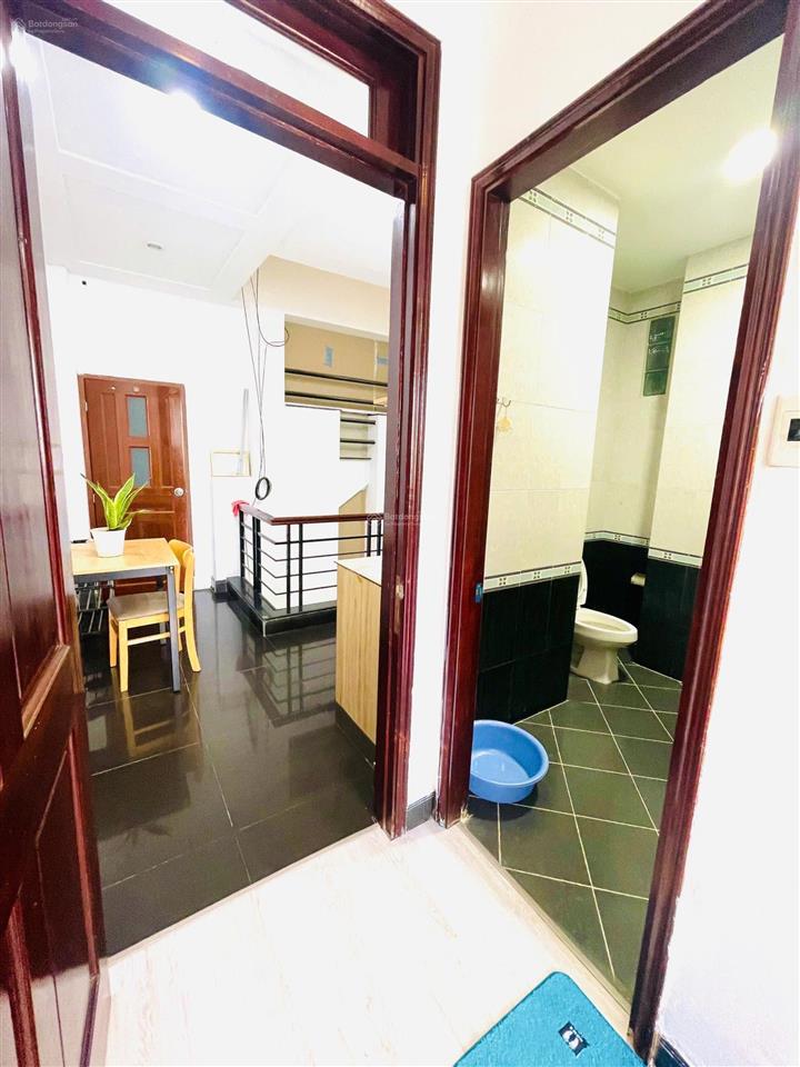 Phòng cho thuê, 40m2, ban công ngay ngã tư hàng xanh, bình thạnh