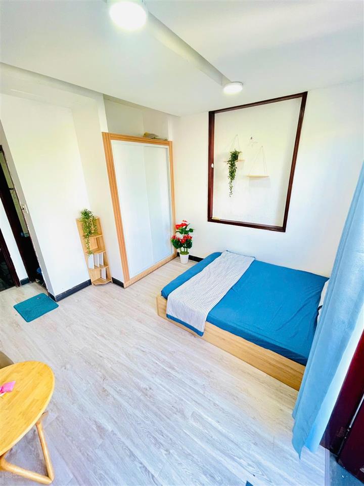 Phòng cho thuê, 40m2, ban công ngay ngã tư hàng xanh, bình thạnh