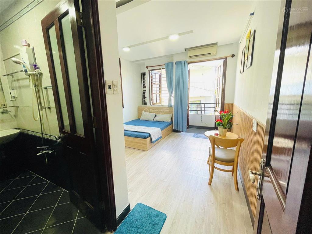 Phòng cho thuê, 40m2, ban công ngay ngã tư hàng xanh, bình thạnh