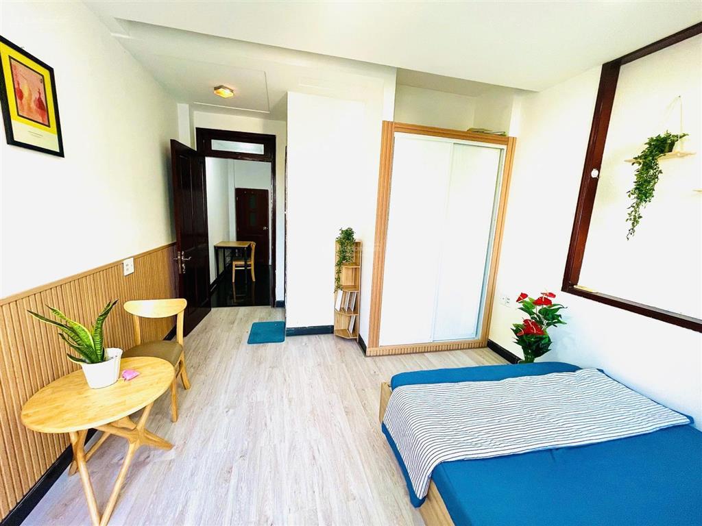Phòng cho thuê, 40m2, ban công ngay ngã tư hàng xanh, bình thạnh